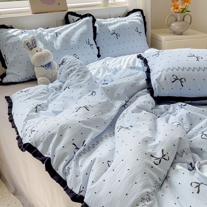 91家纺网 家纺一手货源 找家纺 暖芯优选 2025新款直播热款赫本风花边款针织法式印花吊边床单三件套床笠四件套 爱心蝴蝶结-蓝