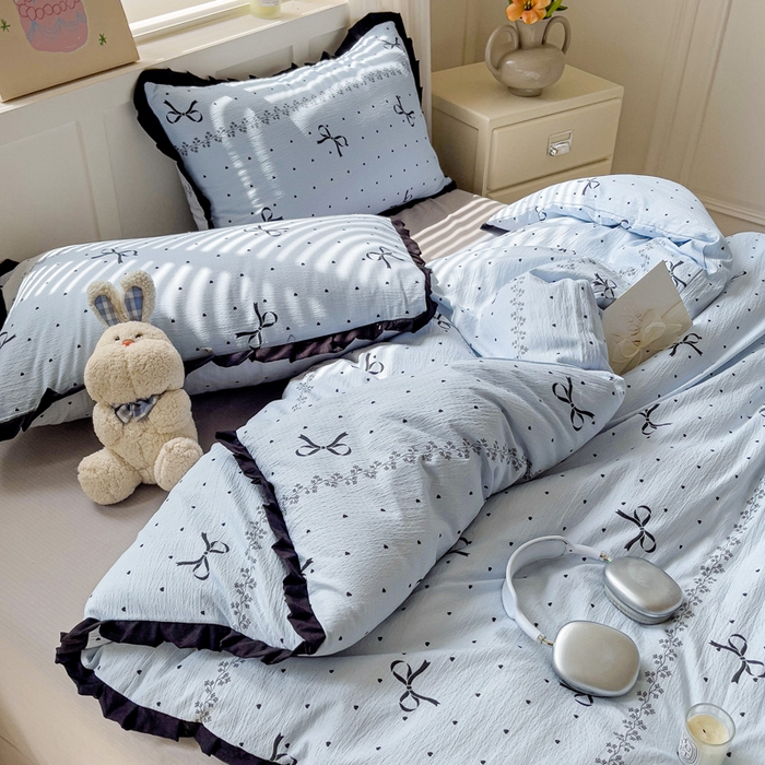 91家纺网 家纺一手货源 找家纺 暖芯优选 2025新款直播热款赫本风花边款针织法式印花吊边床单三件套床笠四件套 爱心蝴蝶结-蓝