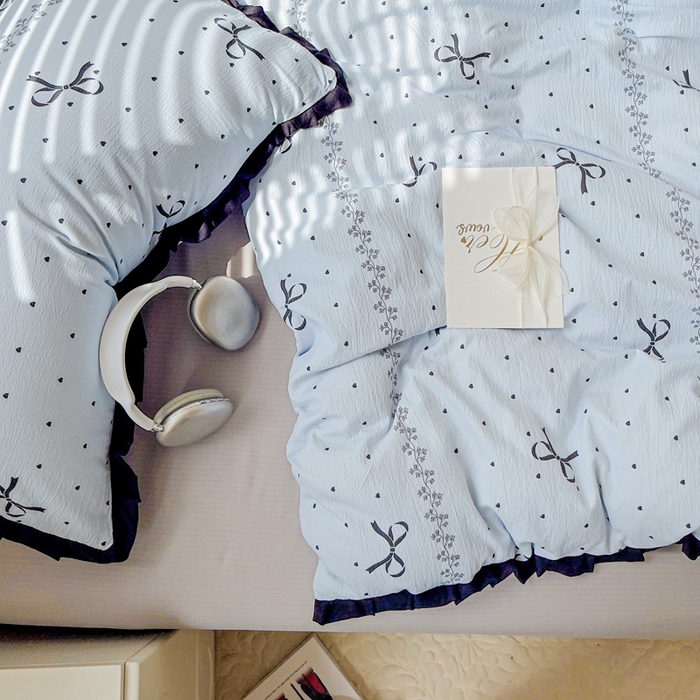 91家纺网 家纺一手货源 找家纺 暖芯优选 2025新款直播热款赫本风花边款针织法式印花吊边床单三件套床笠四件套 爱心蝴蝶结-蓝