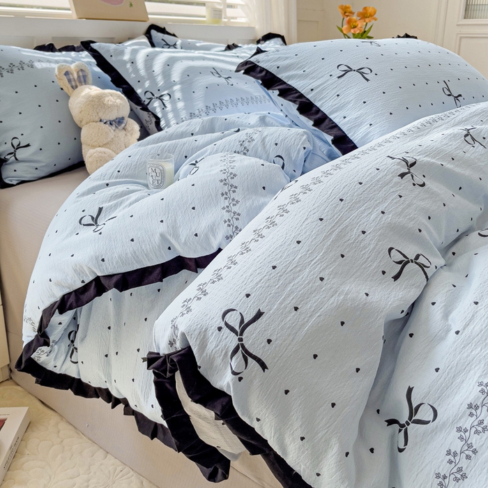 91家纺网 家纺一手货源 找家纺 暖芯优选 2025新款直播热款赫本风花边款针织法式印花吊边床单三件套床笠四件套 爱心蝴蝶结-蓝