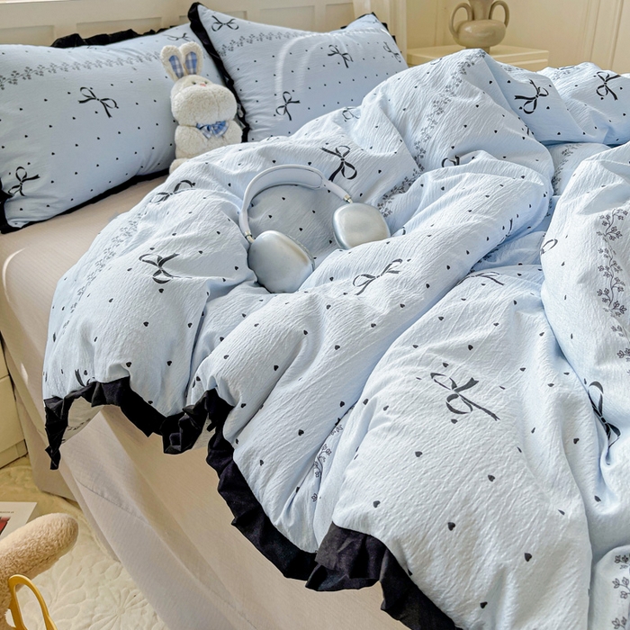 91家纺网 家纺一手货源 找家纺 暖芯优选 2025新款直播热款赫本风花边款针织法式印花吊边床单三件套床笠四件套 爱心蝴蝶结-蓝