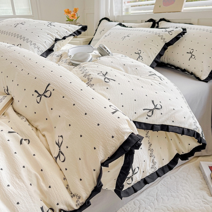 暖芯优选 2025新款直播热款赫本风花边款针织法式印花吊边床单三件套床笠四件套 爱心蝴蝶结-米