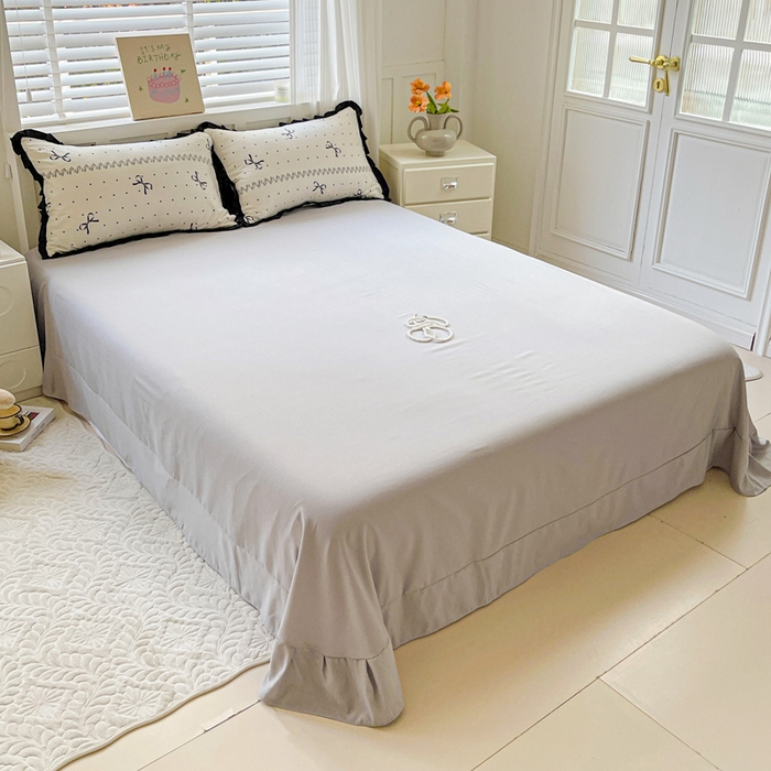 91家纺网 家纺一手货源 找家纺 暖芯优选 2025新款直播热款赫本风花边款针织法式印花吊边床单三件套床笠四件套 爱心蝴蝶结-米