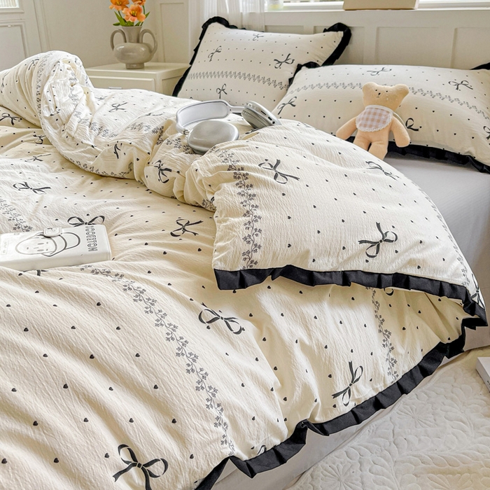 91家纺网 家纺一手货源 找家纺 暖芯优选 2025新款直播热款赫本风花边款针织法式印花吊边床单三件套床笠四件套 爱心蝴蝶结-米