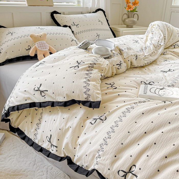 91家纺网 家纺一手货源 找家纺 暖芯优选 2025新款直播热款赫本风花边款针织法式印花吊边床单三件套床笠四件套 爱心蝴蝶结-米