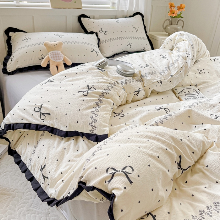 91家纺网 家纺一手货源 找家纺 暖芯优选 2025新款直播热款赫本风花边款针织法式印花吊边床单三件套床笠四件套 爱心蝴蝶结-米