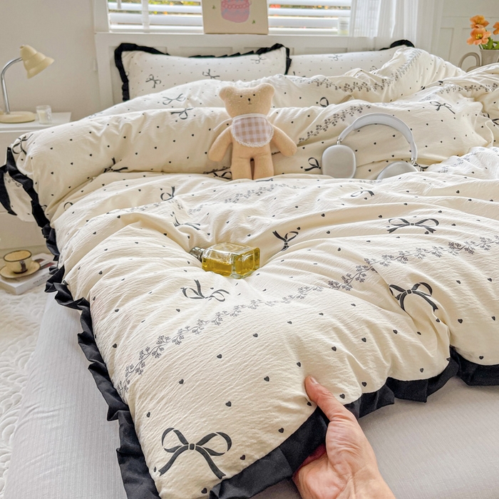 91家纺网 家纺一手货源 找家纺 暖芯优选 2025新款直播热款赫本风花边款针织法式印花吊边床单三件套床笠四件套 爱心蝴蝶结-米