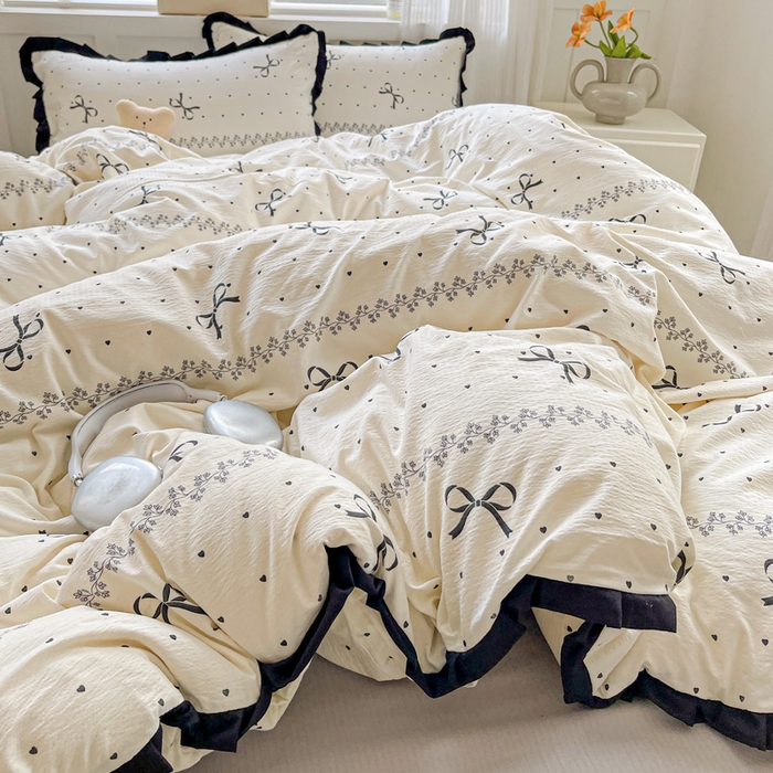 91家纺网 家纺一手货源 找家纺 暖芯优选 2025新款直播热款赫本风花边款针织法式印花吊边床单三件套床笠四件套 爱心蝴蝶结-米