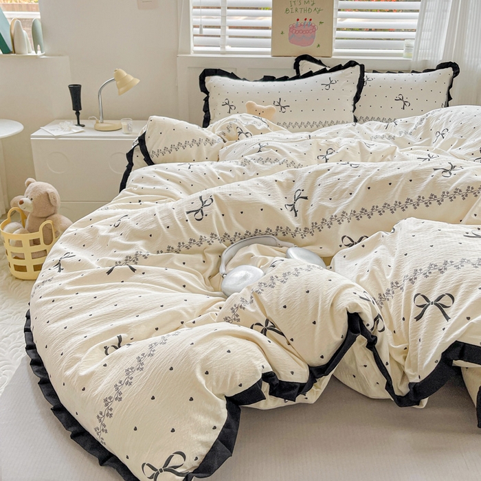 91家纺网 家纺一手货源 找家纺 暖芯优选 2025新款直播热款赫本风花边款针织法式印花吊边床单三件套床笠四件套 爱心蝴蝶结-米