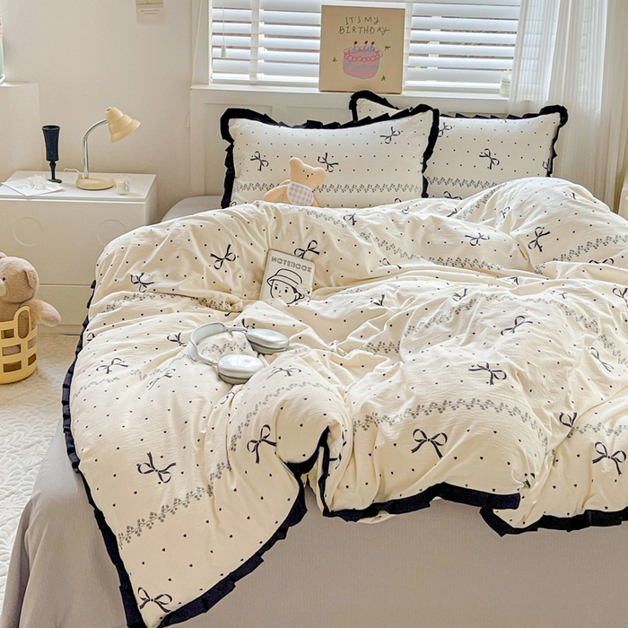 91家纺网 家纺一手货源 找家纺 暖芯优选 2025新款直播热款赫本风花边款针织法式印花吊边床单三件套床笠四件套 爱心蝴蝶结-米