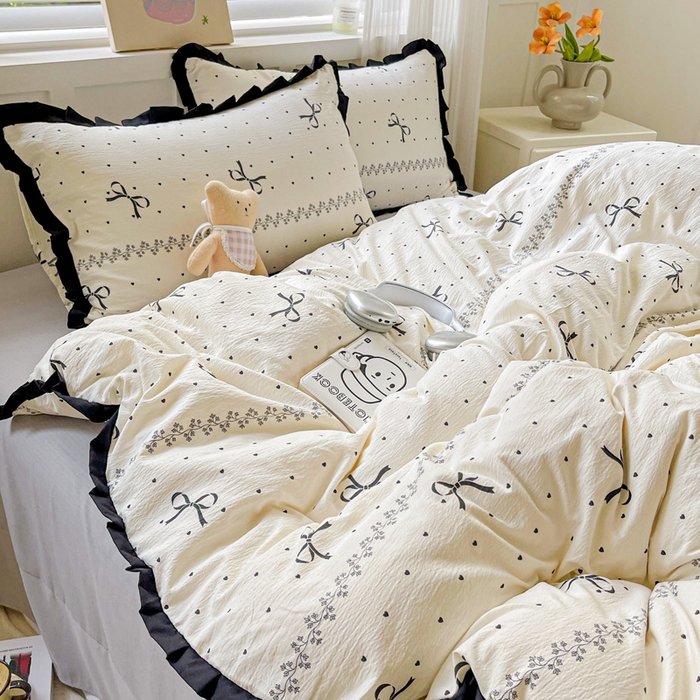 91家纺网 家纺一手货源 找家纺 暖芯优选 2025新款直播热款赫本风花边款针织法式印花吊边床单三件套床笠四件套 爱心蝴蝶结-米