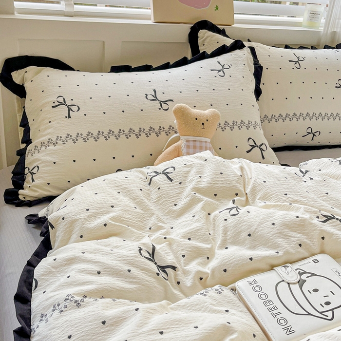 91家纺网 家纺一手货源 找家纺 暖芯优选 2025新款直播热款赫本风花边款针织法式印花吊边床单三件套床笠四件套 爱心蝴蝶结-米