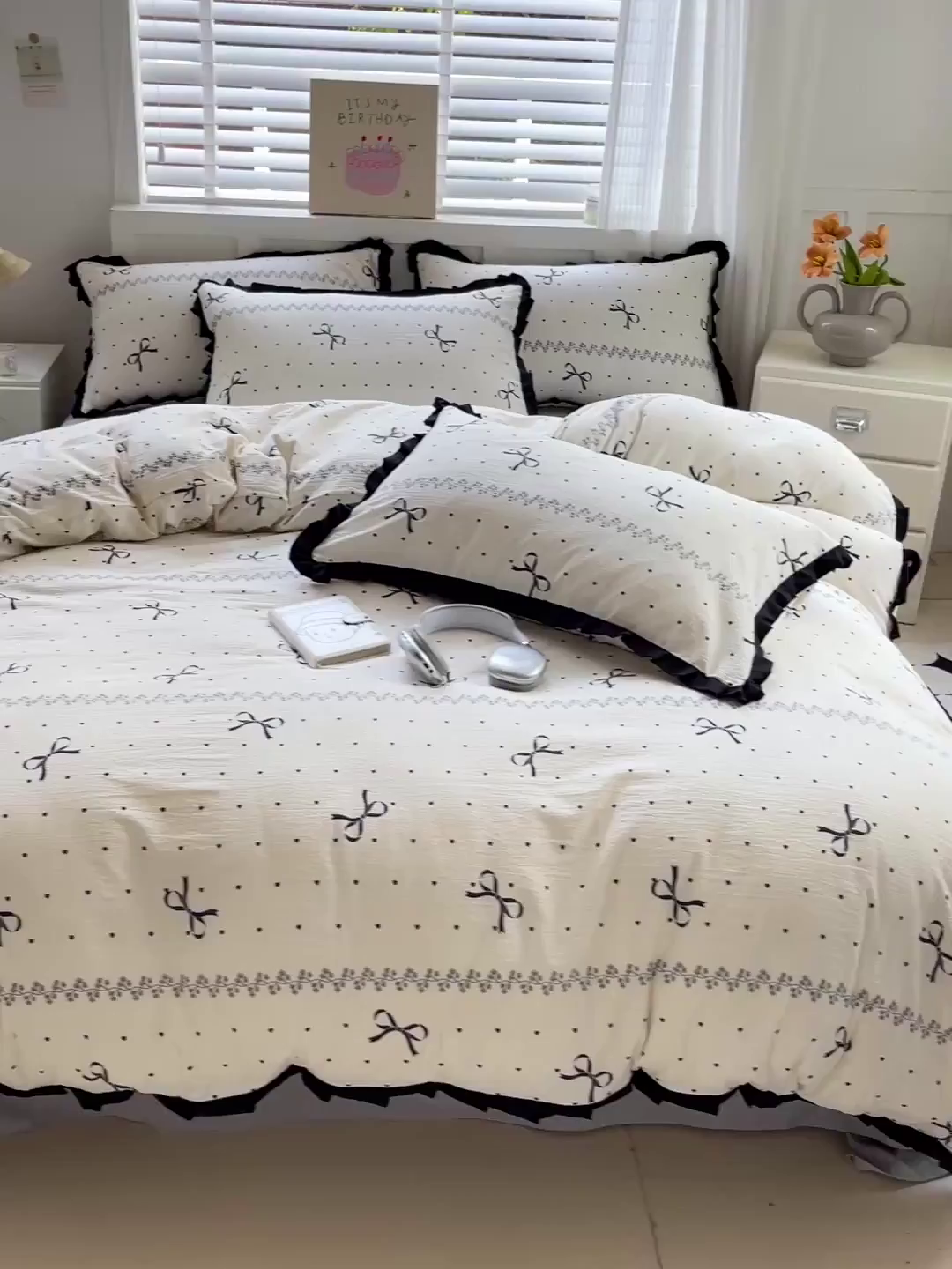 91家纺网 家纺一手货源 找家纺 暖芯优选 2025新款直播热款赫本风花边款针织法式印花吊边床单三件套床笠四件套 爱心蝴蝶结-米