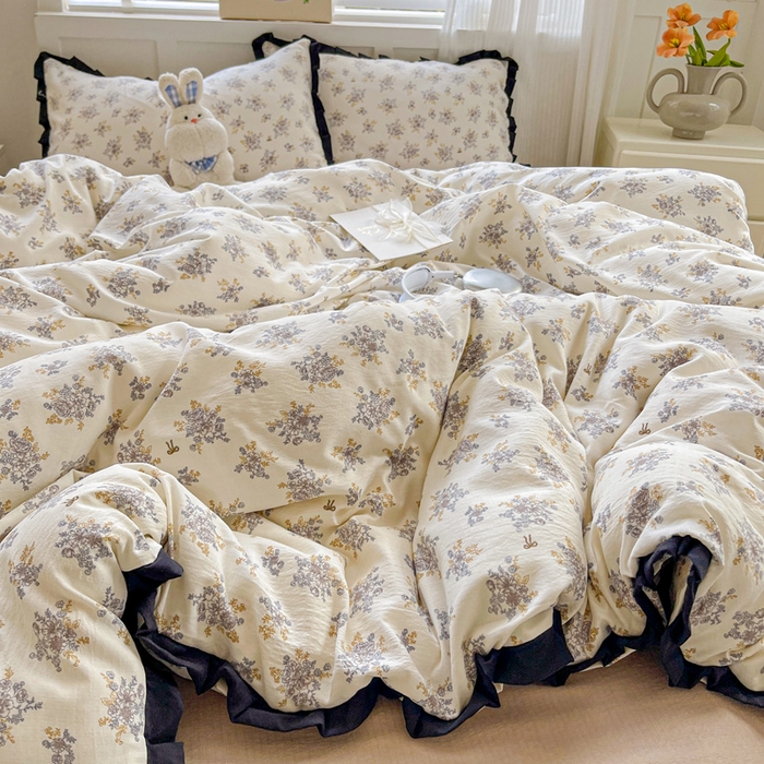 91家纺网 家纺一手货源 找家纺 暖芯优选 2025新款直播热款赫本风花边款针织法式印花吊边床单三件套床笠四件套 白茶