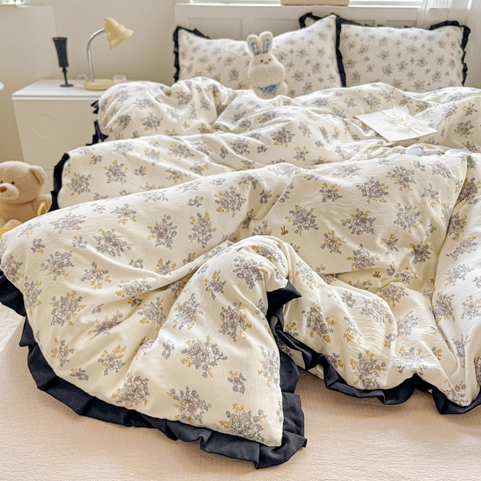 91家纺网 家纺一手货源 找家纺 暖芯优选 2025新款直播热款赫本风花边款针织法式印花吊边床单三件套床笠四件套 白茶