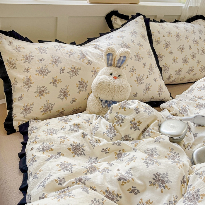 91家纺网 家纺一手货源 找家纺 暖芯优选 2025新款直播热款赫本风花边款针织法式印花吊边床单三件套床笠四件套 白茶