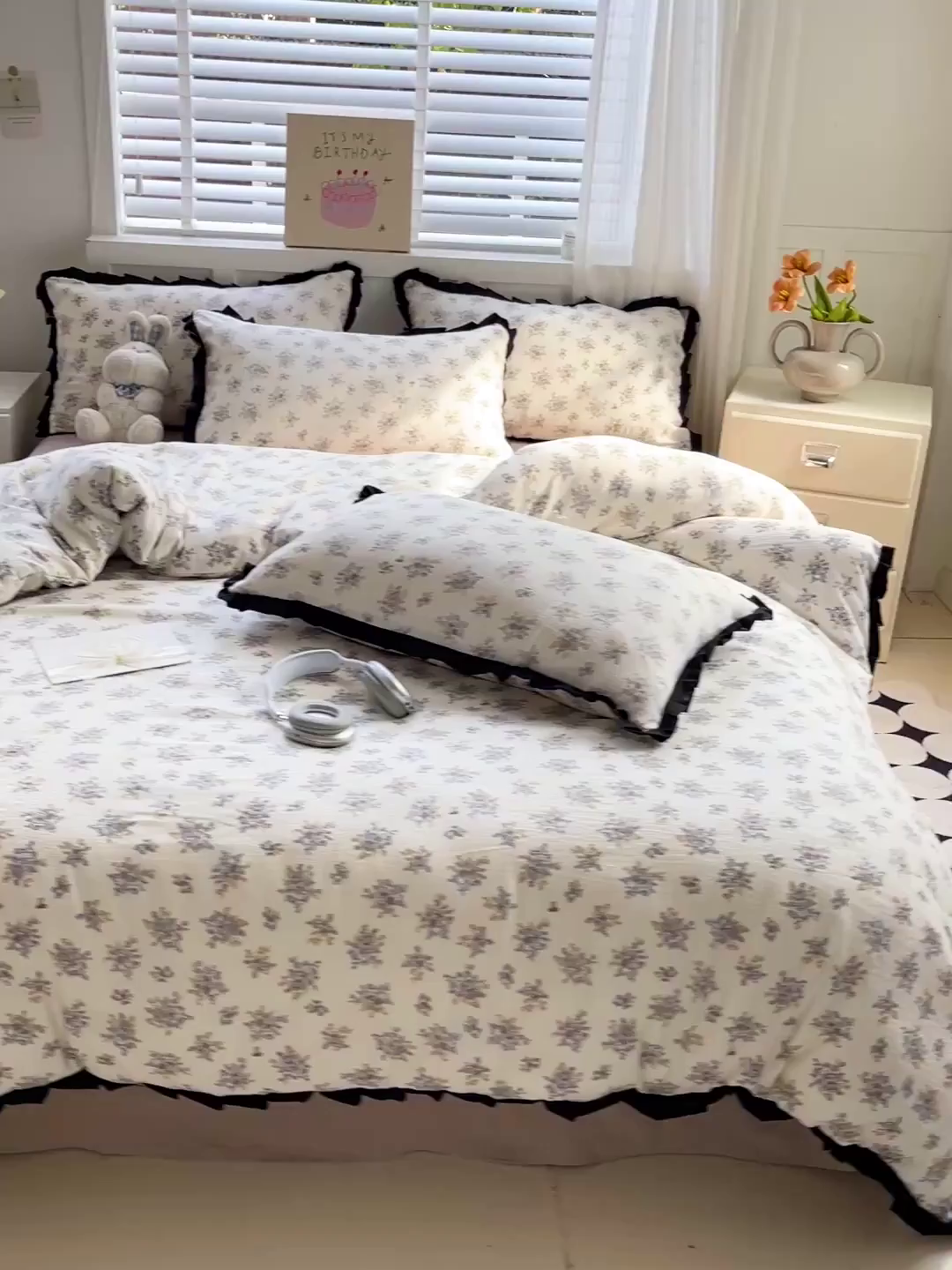91家纺网 家纺一手货源 找家纺 暖芯优选 2025新款直播热款赫本风花边款针织法式印花吊边床单三件套床笠四件套 白茶