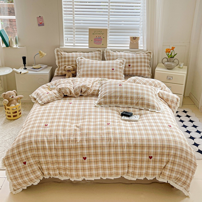 91家纺网 家纺一手货源 找家纺 暖芯优选 2025新款直播热款赫本风花边款针织法式印花吊边床单三件套床笠四件套 格子爱心