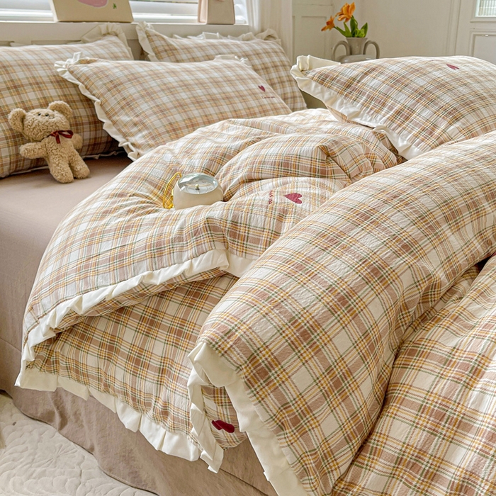 91家纺网 家纺一手货源 找家纺 暖芯优选 2025新款直播热款赫本风花边款针织法式印花吊边床单三件套床笠四件套 格子爱心