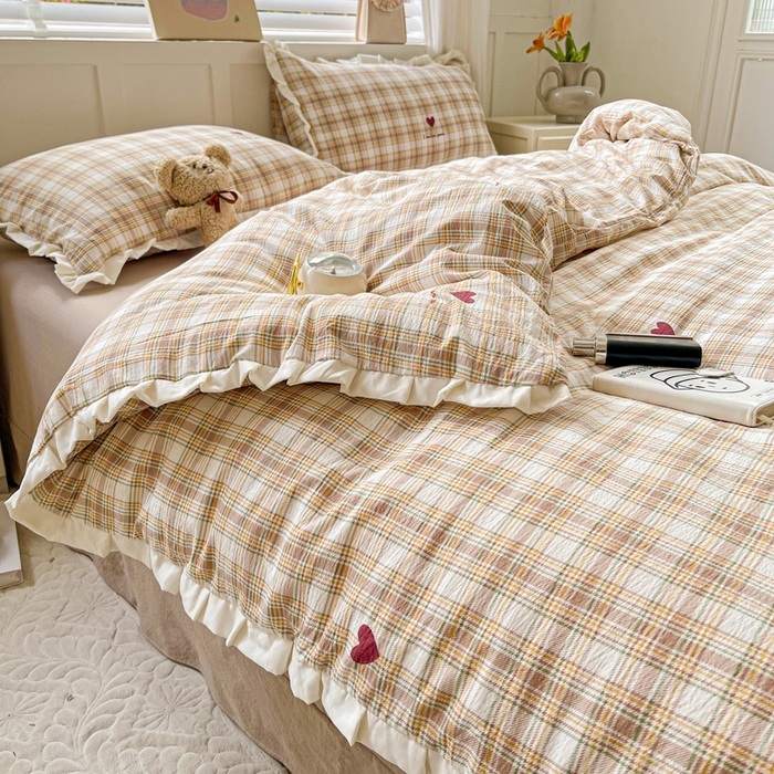 91家纺网 家纺一手货源 找家纺 暖芯优选 2025新款直播热款赫本风花边款针织法式印花吊边床单三件套床笠四件套 格子爱心