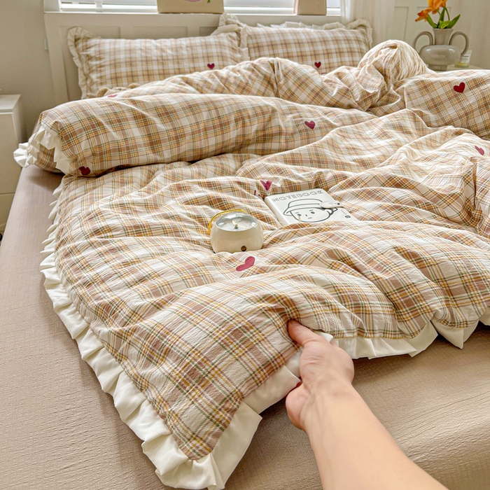 91家纺网 家纺一手货源 找家纺 暖芯优选 2025新款直播热款赫本风花边款针织法式印花吊边床单三件套床笠四件套 格子爱心