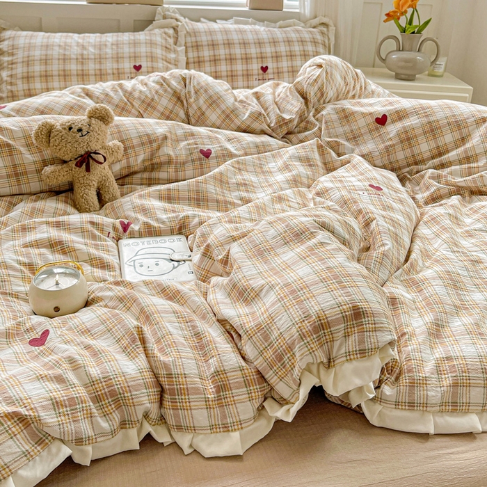 91家纺网 家纺一手货源 找家纺 暖芯优选 2025新款直播热款赫本风花边款针织法式印花吊边床单三件套床笠四件套 格子爱心