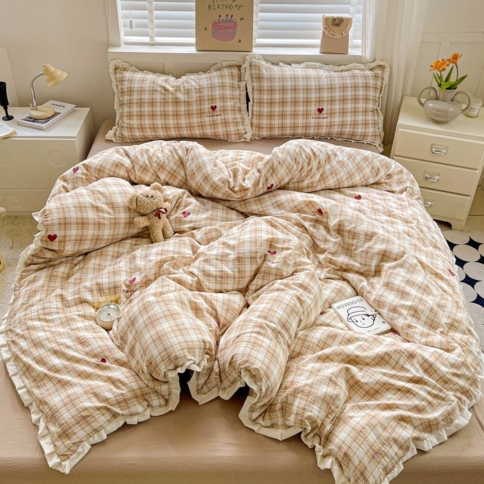 91家纺网 家纺一手货源 找家纺 暖芯优选 2025新款直播热款赫本风花边款针织法式印花吊边床单三件套床笠四件套 格子爱心