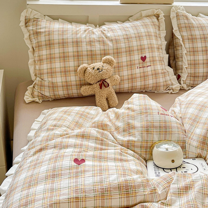 91家纺网 家纺一手货源 找家纺 暖芯优选 2025新款直播热款赫本风花边款针织法式印花吊边床单三件套床笠四件套 格子爱心