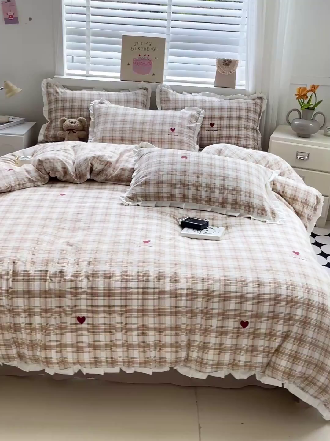 91家纺网 家纺一手货源 找家纺 暖芯优选 2025新款直播热款赫本风花边款针织法式印花吊边床单三件套床笠四件套 格子爱心