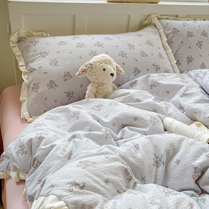 91家纺网 家纺一手货源 找家纺 暖芯优选 2025新款直播热款赫本风花边款针织法式印花吊边床单三件套床笠四件套 蓝铃