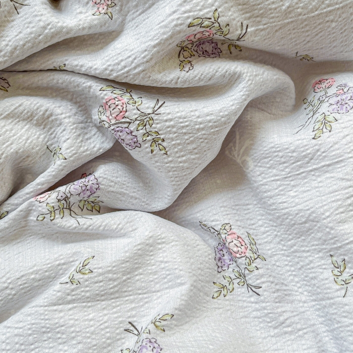 91家纺网 家纺一手货源 找家纺 暖芯优选 2025新款直播热款赫本风花边款针织法式印花吊边床单三件套床笠四件套 蓝铃