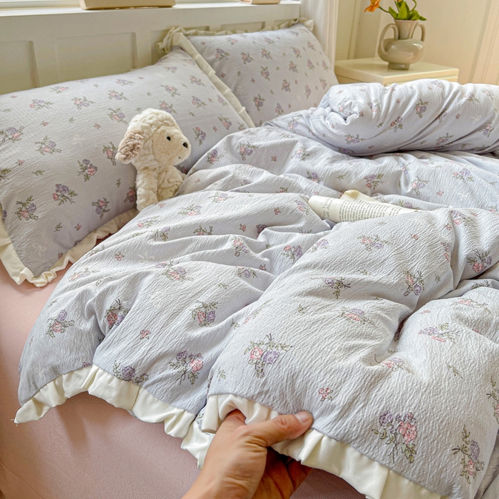 91家纺网 家纺一手货源 找家纺 暖芯优选 2025新款直播热款赫本风花边款针织法式印花吊边床单三件套床笠四件套 蓝铃