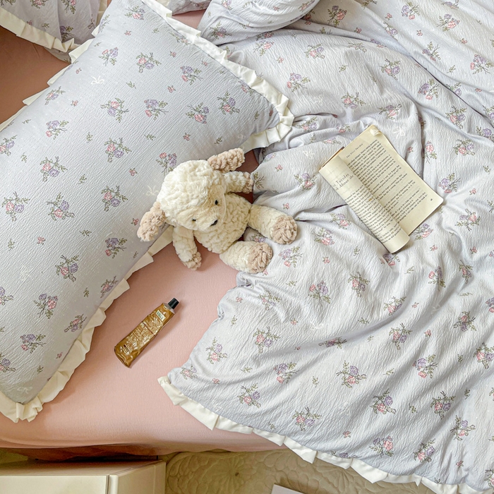 91家纺网 家纺一手货源 找家纺 暖芯优选 2025新款直播热款赫本风花边款针织法式印花吊边床单三件套床笠四件套 蓝铃