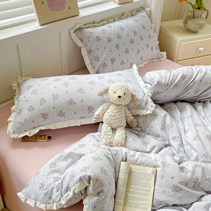 91家纺网 家纺一手货源 找家纺 暖芯优选 2025新款直播热款赫本风花边款针织法式印花吊边床单三件套床笠四件套 蓝铃