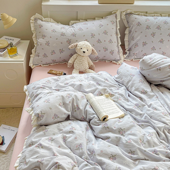 91家纺网 家纺一手货源 找家纺 暖芯优选 2025新款直播热款赫本风花边款针织法式印花吊边床单三件套床笠四件套 蓝铃