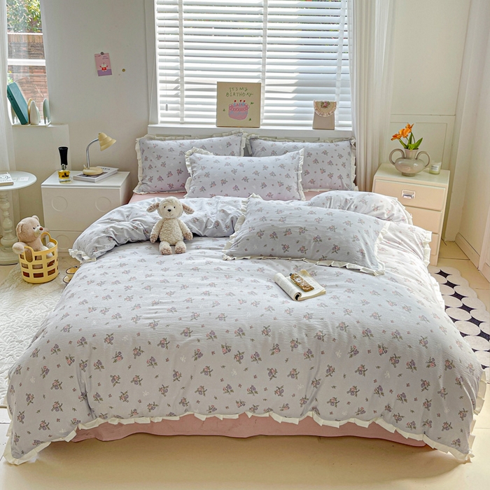 91家纺网 家纺一手货源 找家纺 暖芯优选 2025新款直播热款赫本风花边款针织法式印花吊边床单三件套床笠四件套 蓝铃