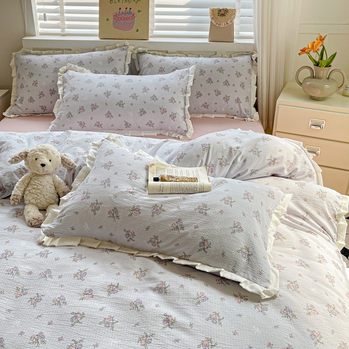 91家纺网 家纺一手货源 找家纺 暖芯优选 2025新款直播热款赫本风花边款针织法式印花吊边床单三件套床笠四件套 蓝铃