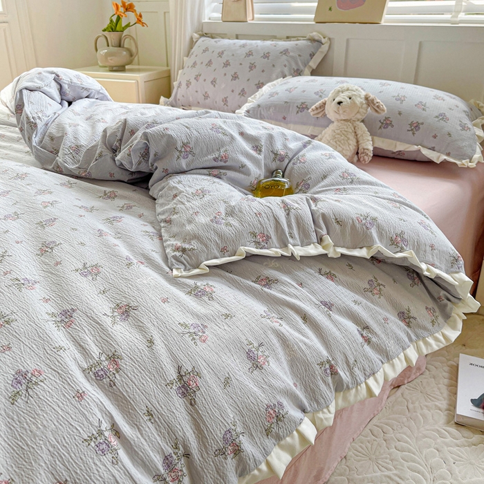 91家纺网 家纺一手货源 找家纺 暖芯优选 2025新款直播热款赫本风花边款针织法式印花吊边床单三件套床笠四件套 蓝铃