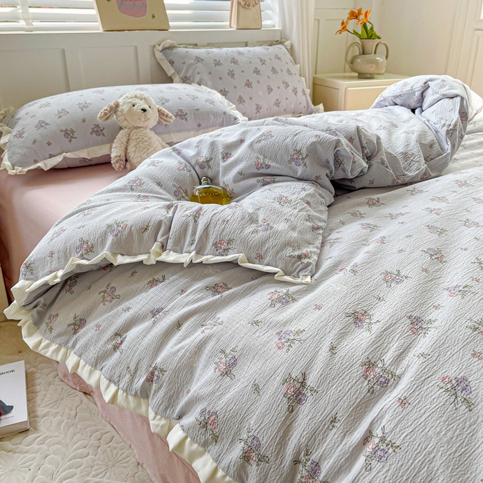 91家纺网 家纺一手货源 找家纺 暖芯优选 2025新款直播热款赫本风花边款针织法式印花吊边床单三件套床笠四件套 蓝铃