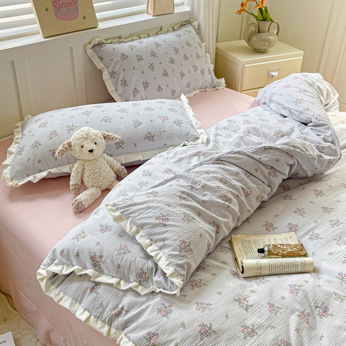 91家纺网 家纺一手货源 找家纺 暖芯优选 2025新款直播热款赫本风花边款针织法式印花吊边床单三件套床笠四件套 蓝铃