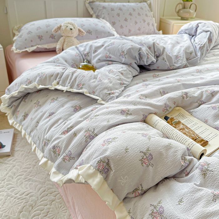 91家纺网 家纺一手货源 找家纺 暖芯优选 2025新款直播热款赫本风花边款针织法式印花吊边床单三件套床笠四件套 蓝铃