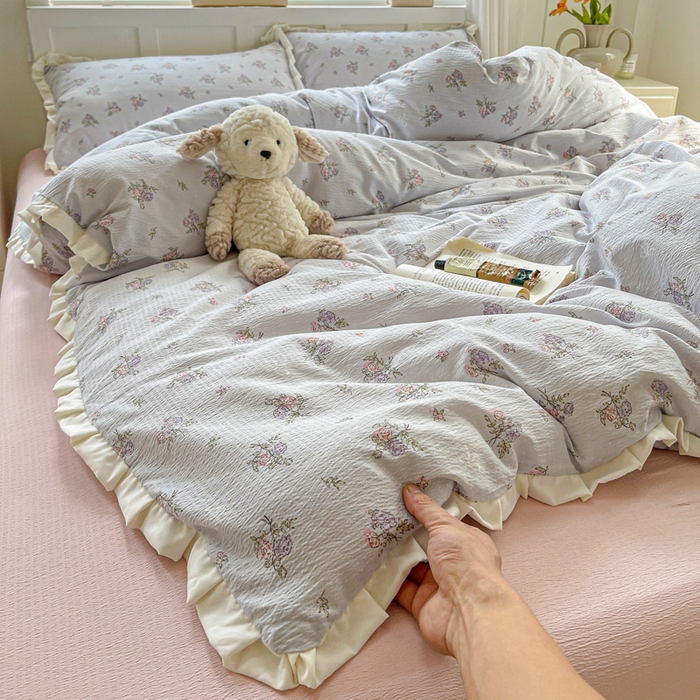 91家纺网 家纺一手货源 找家纺 暖芯优选 2025新款直播热款赫本风花边款针织法式印花吊边床单三件套床笠四件套 蓝铃