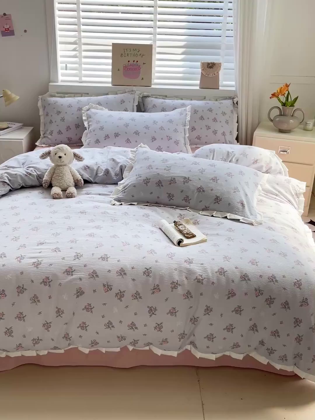 91家纺网 家纺一手货源 找家纺 暖芯优选 2025新款直播热款赫本风花边款针织法式印花吊边床单三件套床笠四件套 蓝铃