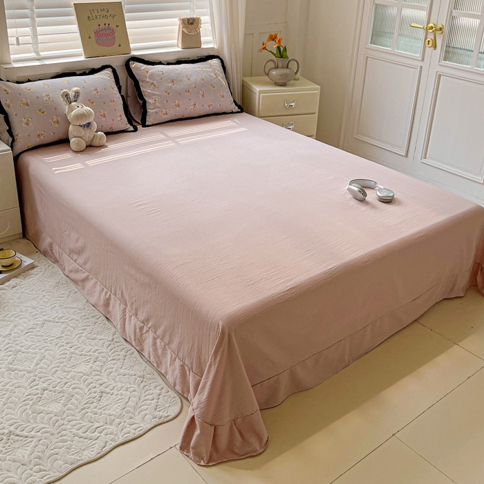 91家纺网 家纺一手货源 找家纺 暖芯优选 2025新款直播热款赫本风花边款针织法式印花吊边床单三件套床笠四件套 米亚