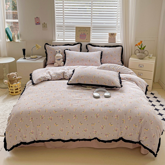 91家纺网 家纺一手货源 找家纺 暖芯优选 2025新款直播热款赫本风花边款针织法式印花吊边床单三件套床笠四件套 米亚