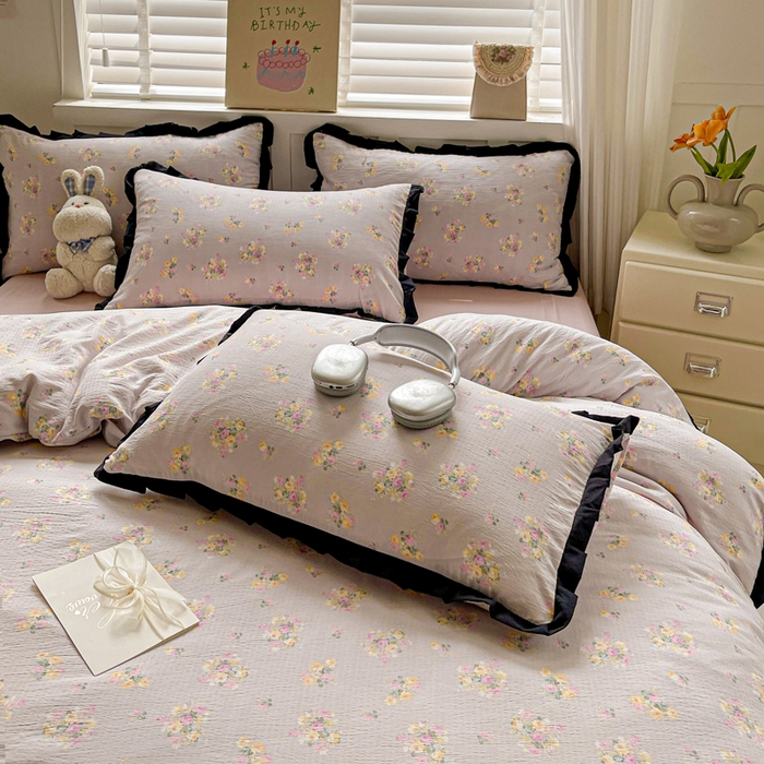 91家纺网 家纺一手货源 找家纺 暖芯优选 2025新款直播热款赫本风花边款针织法式印花吊边床单三件套床笠四件套 米亚