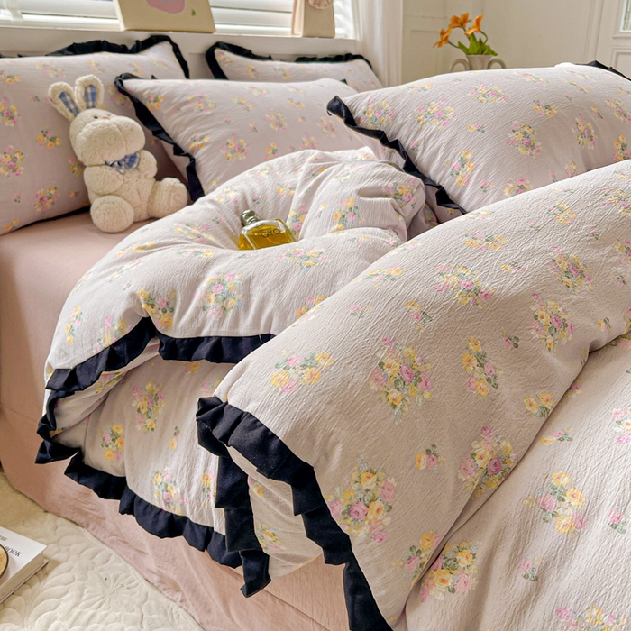 91家纺网 家纺一手货源 找家纺 暖芯优选 2025新款直播热款赫本风花边款针织法式印花吊边床单三件套床笠四件套 米亚