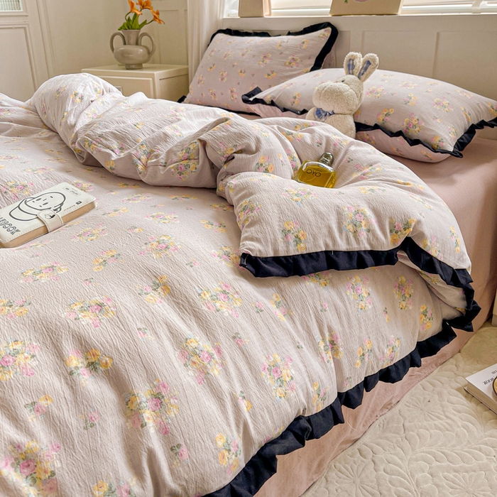 91家纺网 家纺一手货源 找家纺 暖芯优选 2025新款直播热款赫本风花边款针织法式印花吊边床单三件套床笠四件套 米亚