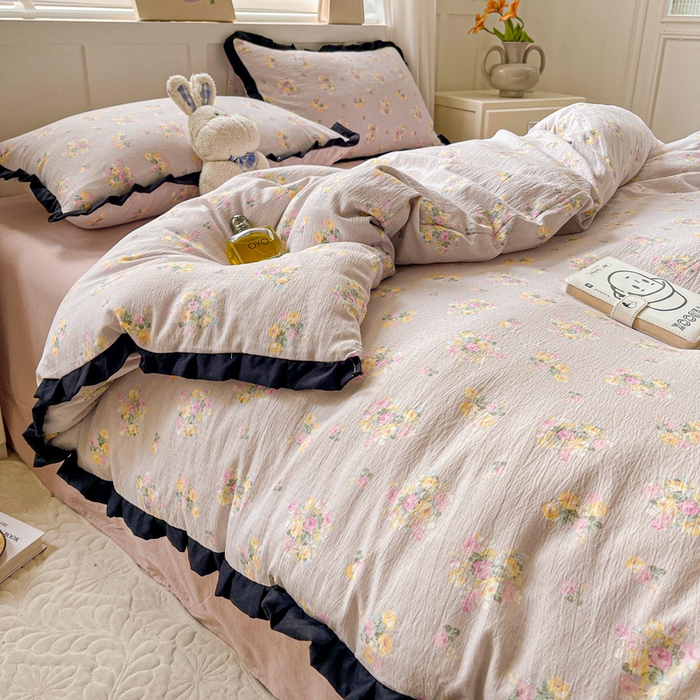 91家纺网 家纺一手货源 找家纺 暖芯优选 2025新款直播热款赫本风花边款针织法式印花吊边床单三件套床笠四件套 米亚