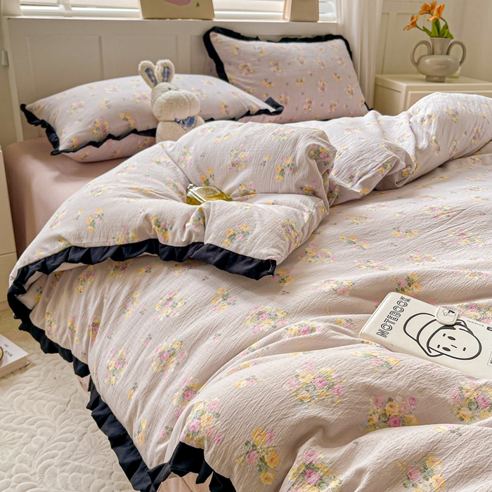 91家纺网 家纺一手货源 找家纺 暖芯优选 2025新款直播热款赫本风花边款针织法式印花吊边床单三件套床笠四件套 米亚